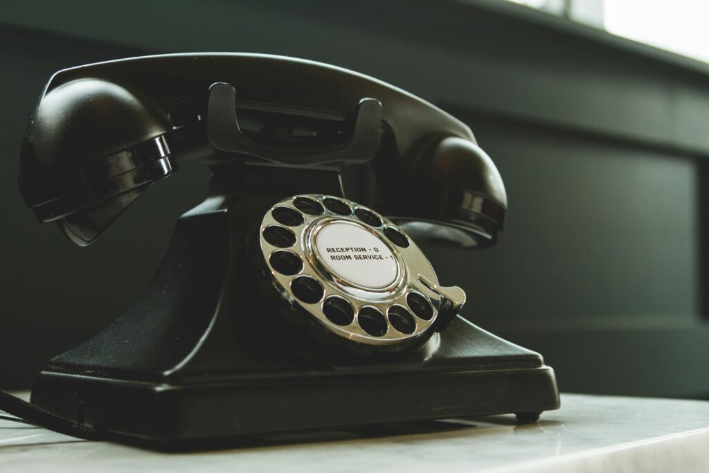 Ein Telefon auf einem Tisch. 